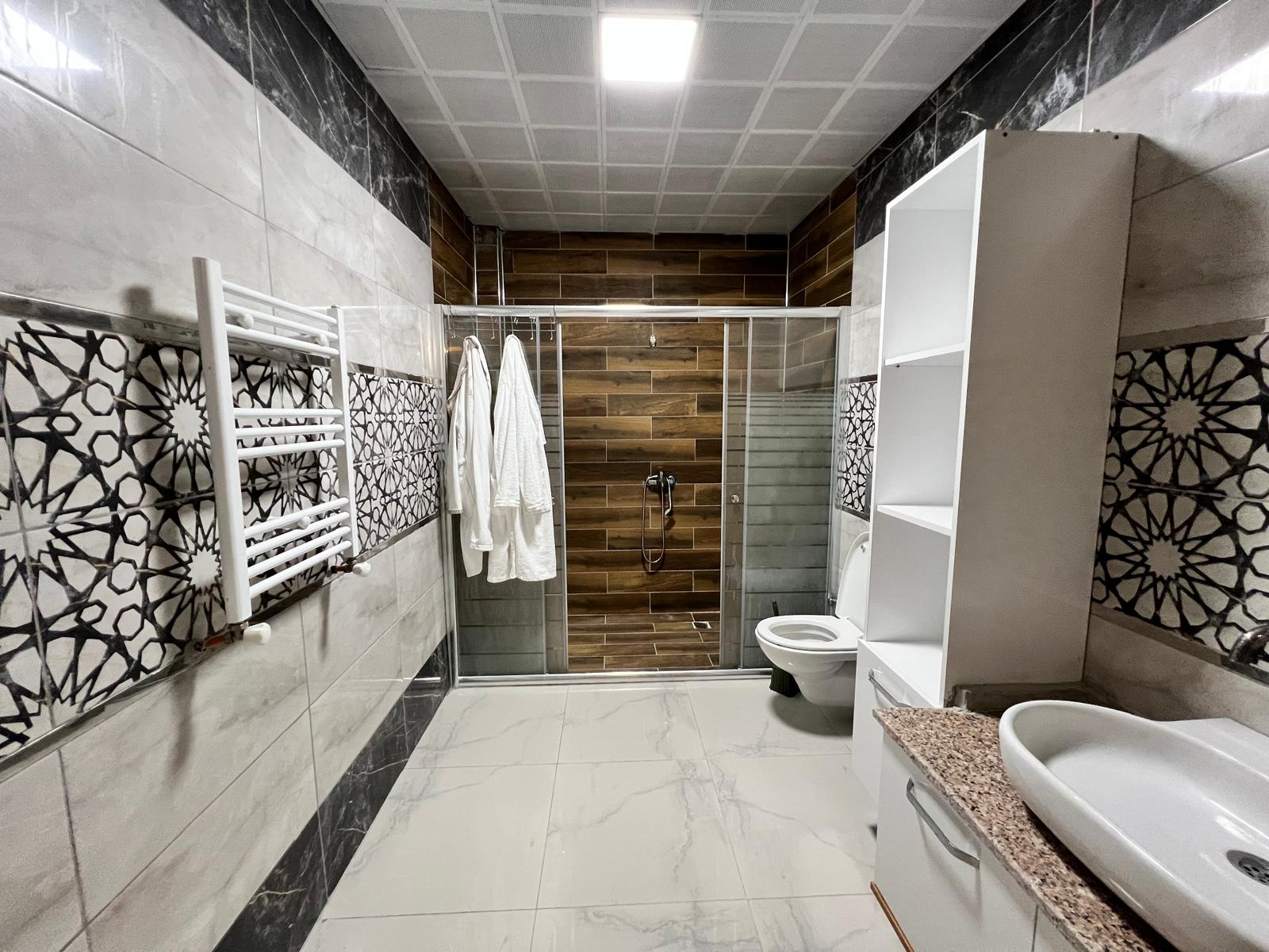 Modern duş ve lavabo